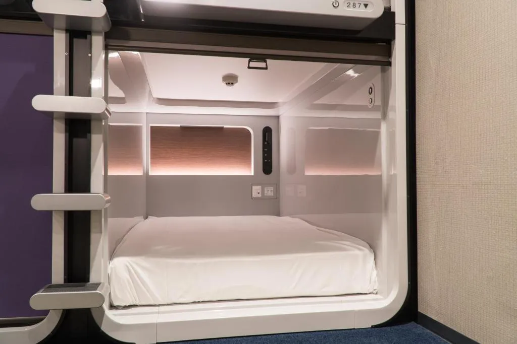 Cabin Capsule Hotel & Lounge
